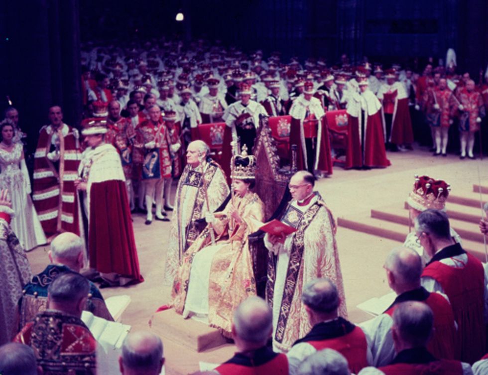 <p>El 2 de junio de 1953 fue coronada en la abadía de Westminster. La ceremonia fue retransmitida por radio y televisión.&nbsp;</p>