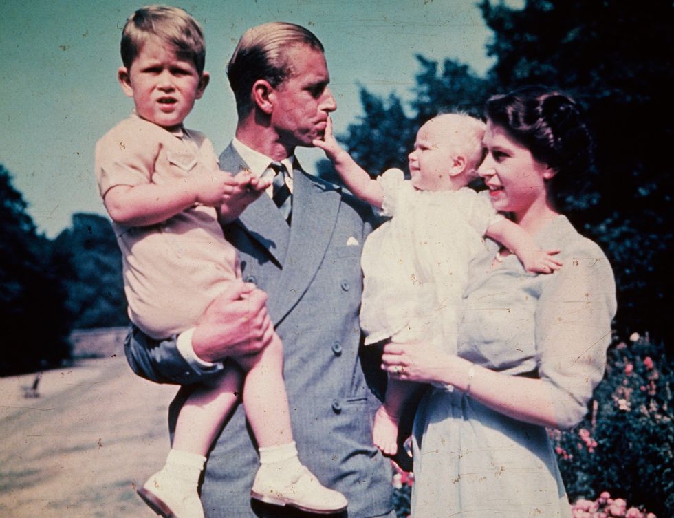 <p>A pesar de su imagen fría, la reina también ha mostrado públicamente su lado más familiar a través de imágenes como esta de 1951 con su marido y sus hijos.&nbsp;</p>