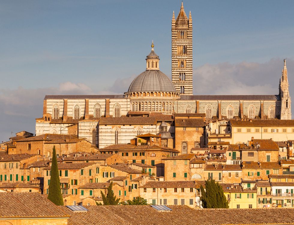 <p>De la Toscana se puede decir que es todo un museo al aire libre. Entre Pisa y Siena, emergen algunas de las más afamadas localidades entre maravillosos escenarios naturales de colinas adornadas por viñedos y cipreses. El paisaje de la Toscana es la simbiosis perfecta entre naturaleza y arte. Los deliciosos campos del Chianti producen, además, algunos de los mejores vinos del país.&nbsp;</p><p>&nbsp;</p>