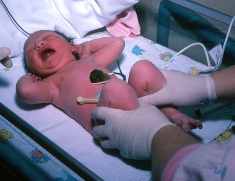 El test de Apgar <p>Es el primer examen que tiene que pasar un recién nacido, y se le ocurrió en 1952 a Virginia Apgar, una médica estadounidense especialista en anestesia y pediatría. Estaba obsesionada en reducir la mortalidad infantil, entonces en índices muy altos, y se le ocurrió 'examinar' cinco rasgos de los neonatos: esfuerzo respiratorio, frecuencia cardíaca, tono muscular, reflejos y color de la piel. El examen se hace al minuto de nacer, y se repite a los cinco minutos, y cada característica es valorada del 0 al 2. La prueba es capaz de predecir la evolución del bebé, su supervivencia y evolución neurológica.</p>