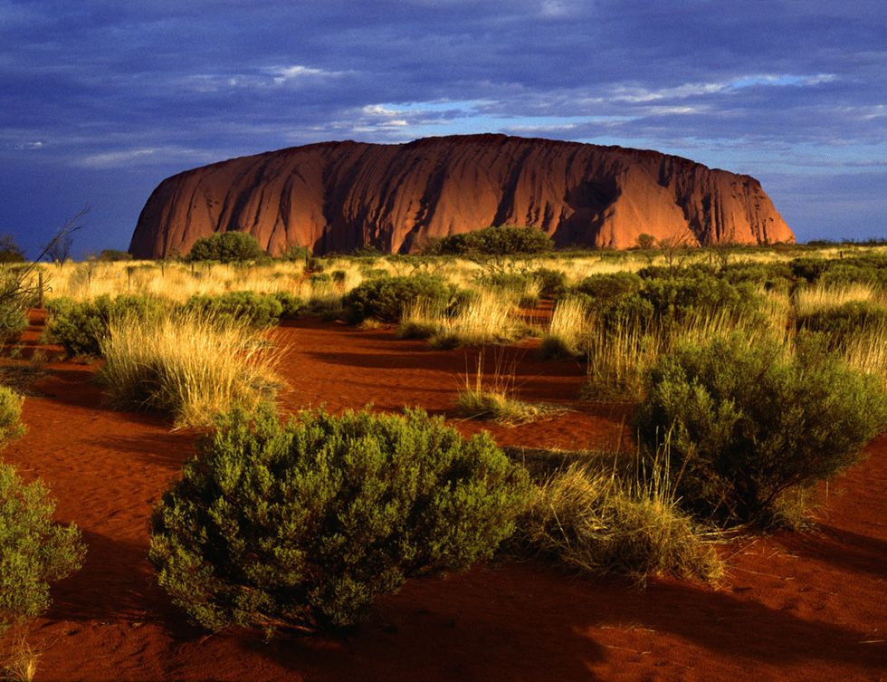 <p>También llamado Ayers Rock, se trata de una formación rocosa situada en Australia, en el Parque Nacional Uluru-Kata Tjuta. Este monolito, uno de los más grandes del mundo, es un lugar sagrado para los aborígenes australianos y Patrimonio de la Humanidad desde 1987. Una de sus mayores curiosidades es que cambia de color según la estación del año y según el momento del día.</p>