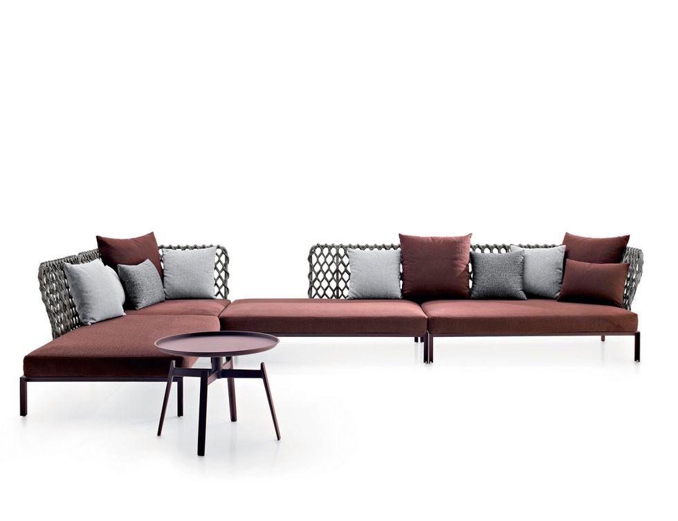 <p>La genial Urquiola renueva este espectacular sofá outdoor, que ahora cuenta con respaldos trenzados en un nuevo hilo de polietileno y estructura en acero Corten. ¡Ideal!</p>