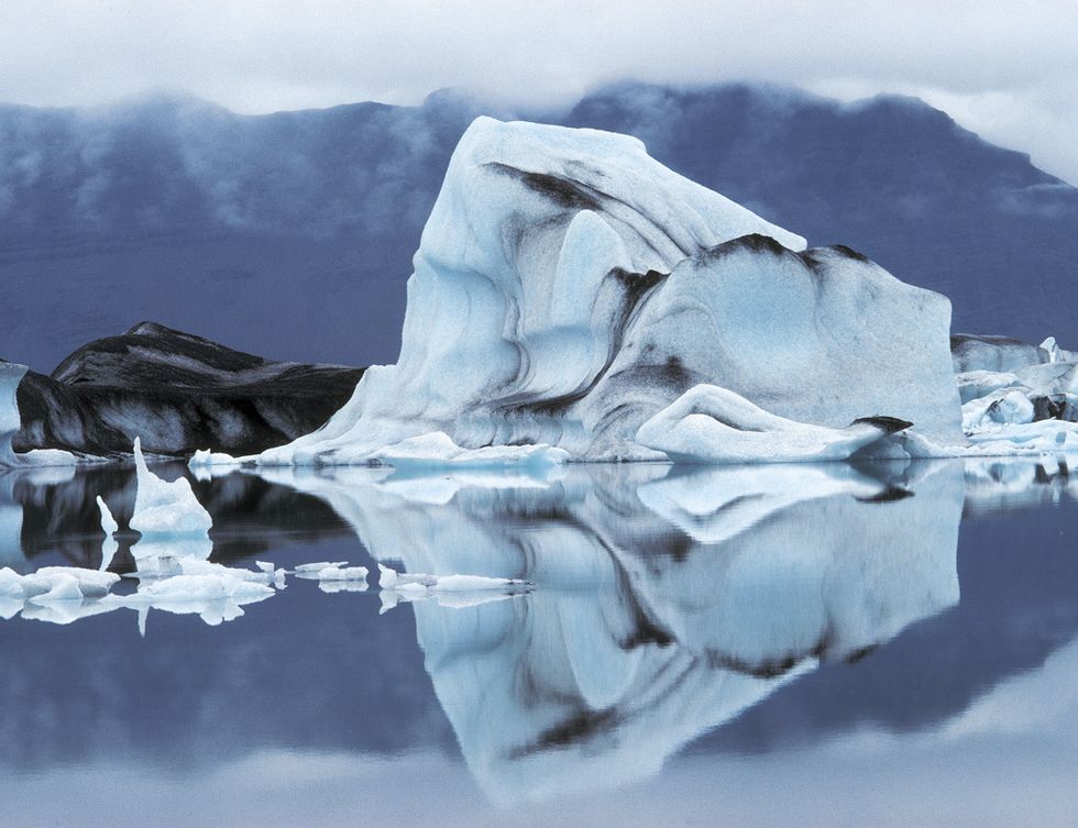 <p>El espectacular glaciar Vatnajökull, el mayor de Islandia y el segundo de Europa, es una de las principales ubicaciones &nbsp;de la serie de la HBO. ¿No os parece estar viendo a Jon Nieve pasando frío por estas tierras?</p>