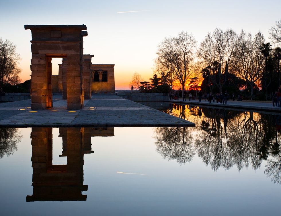 <p>Pero no hace falta salir de la ciudad para disfrutar de una puesta de sol. En Madrid, el Templo de Debod es el lugar favorito para muchos amantes de la fotografía para capturar los últimos rayos del astro rey.</p>