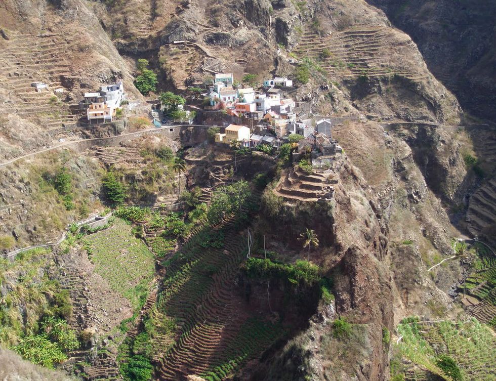 <p>
<strong>Santo Antão (<a href="http://www.capeverde.com" target="_blank">Cabo Verde</a>)</strong><br />Las montañas de esta isla caborvediana parece que se arrojan sobre el mar. Su pasado volcánico ha procurado unos singulares paisajes que enamoraron a Belén y José, dos españoles &nbsp;propietarios de <a href="http://cavoquinho.com" target="_blank">Casa Caboquinho</a><a href="http://cavoquinho.com" target="_blank">,</a> un alojamiento rural entre escarpadas laderas, donde una doble solo te costará 35 euros. La ubicación es perfecta&nbsp;para&nbsp;todas tus itinerarios senderistas. Santo Antão hay que descubrirlo a pie, tomando el pulso al paso que caminan los lugareños mientras realizan sus faenas, visitando plantaciones de caña de azúcar y café o conociendo las destilerías del espirituoso grogue.</p>