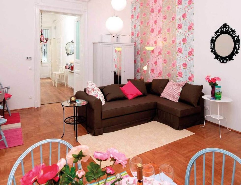 <p>Budapest está seccionada por el cauce del mítico Danubio. Este coqueto apartamento se ubica en el área de Pest, en un precioso edificio con aires art nouveau, que tan habitual es en las construcciones de la capital húngara.</p><p>Este espacio es un derroche de color en salón, habitaciones, cocina, baño y aseo. A las princesas de la casa les encantarán las paredes teñidas de rosa, donde abundan las flores y los complementos decorativos originales. Sus 70 m2 pueden dar cobijo a cinco personas.</p><p><a href="http://www.airbnb.es" target="_blank">Sarah’s Room. </a>Vármegye, s/n. Budapest (Hungría).&nbsp;</p>