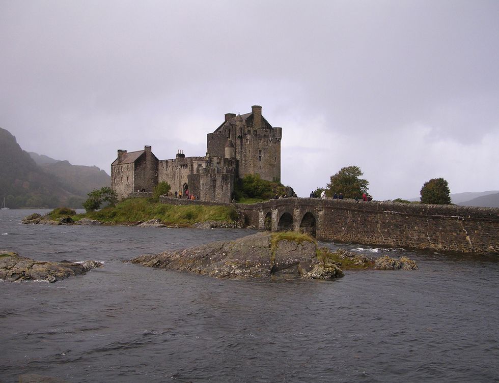 <p>Es una de las fortificaciones emblemáticas de Escocia, y no solo por su bella arquitectura y su idílica localización, sino por el fantasma que dicen que habita allí, el de un capitán español, que fue el último que abandonó el castillo en la batalla de Glen Shiel contra los ingleses. Dice la leyenda que el fantasma va haciendo malas pasadas a todos, menos a los visitantes españoles.</p>