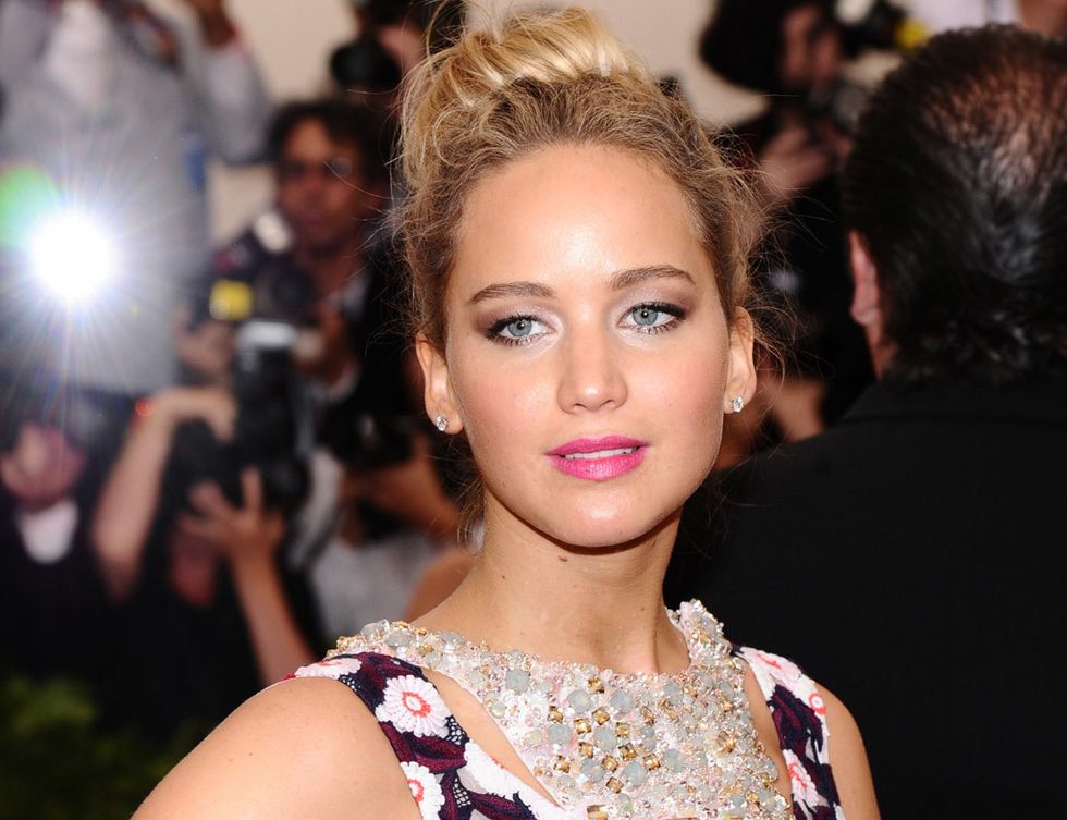 <p>Con un resultado bastante poco recargado analizamos la cantidad de elementos que convergen en la cara de<strong> Jennifer Lawrence</strong>: sombra nacrada y marrón, delineado negro, labios fúscias, y 'blush' melocotón. </p><p>Por tanto, puedes jugar con tantos elementos como desees, pero siempre con la cantidad de producto precisa y los colores bien combinados.</p>