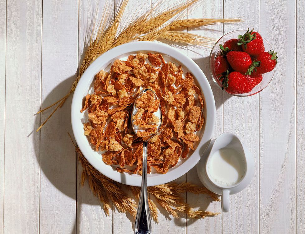 <p>30g más o menos equivale entre ½ hasta ¾ de un vaso. “Es fácil comer demasiados cereales, por lo que vale la pena medir una porción y saber realmente lo que te vas a comer”, añade Helen Bond.</p>