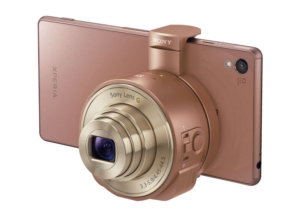 <p>El must have de toda tecnofashionista, la cámara lens-style, de Sony, se viste esta temporada de cobre o de rosa. ¡La queremos ya! </p>