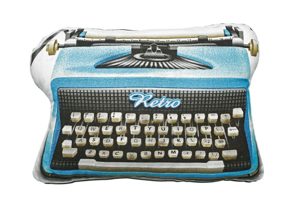 <p>Una máquina de escribir retro transmutada en cojín, 49 €,  de BoConcept. </p>