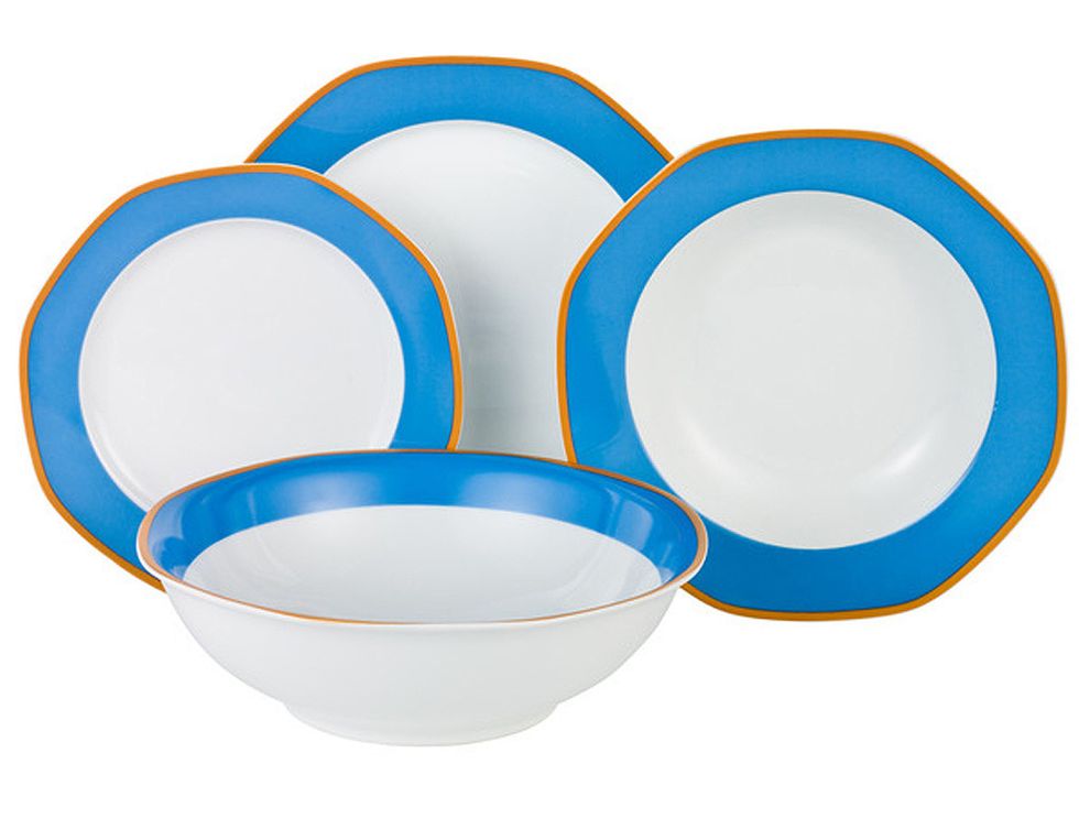 <p>Vajilla de 19 piezas (seis platos llanos, seis hondos, seis de postre y una ensaladera), realizada en porcelana y disponible en rojo, verde y azul (49,90 €).</p>