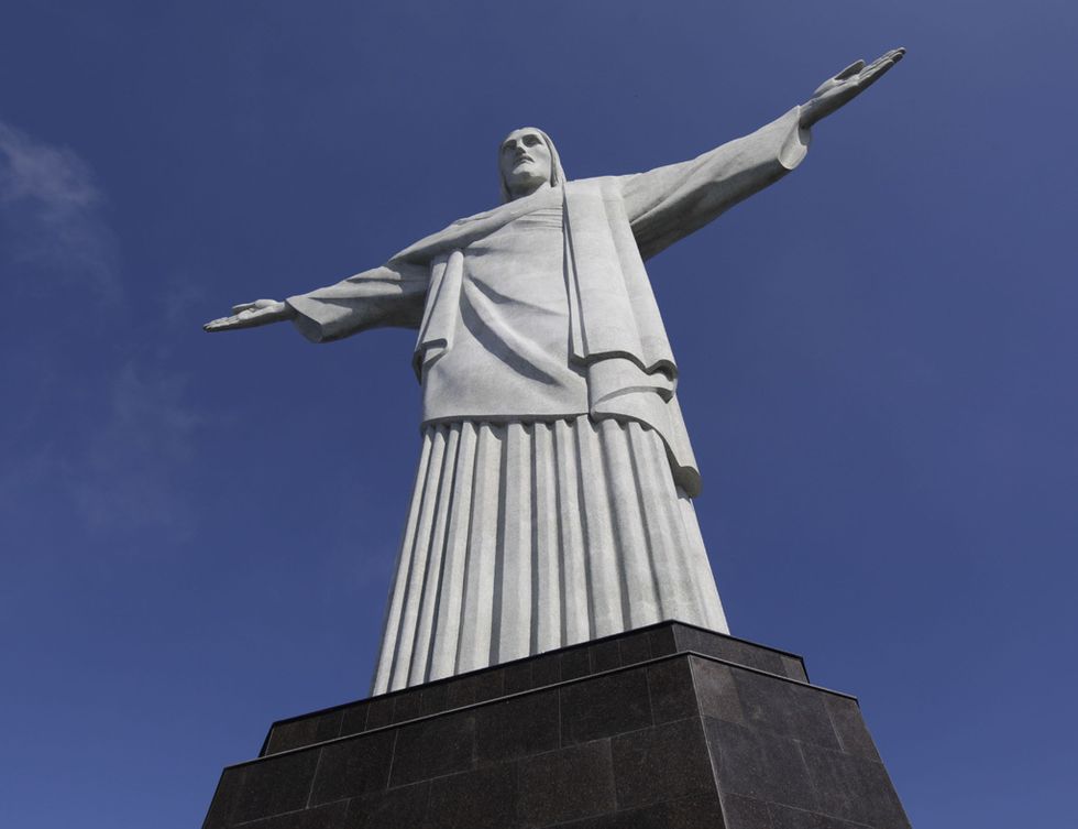 <p>Con sus 38 metros de altura, es todo un símbolo de la ciudad de Río de Janeiro y de Brasil entero. Desde 2007 es de las nuevas Siete Maravillas del Mundo. Desde que se terminó de construir en 1951 ha sufrido varios accidentes como la reciente rotura de un dedo por un rayo y en 2000 se le intentó cambiar de color.</p>