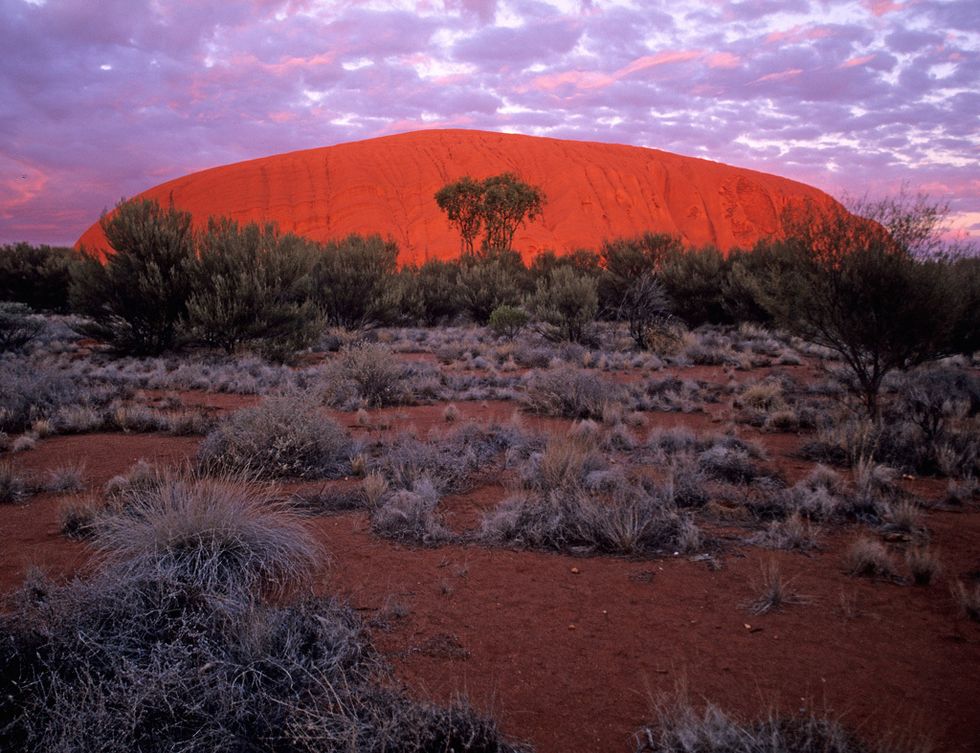 <p>En el Parque Nacional Uluru-Kata Tjuta es especialmente famosa la imagen del monolito Uluru o Ayers Rock al atardecer, cuando se cubre por completo de un tono rojo brillante inigualable.</p>