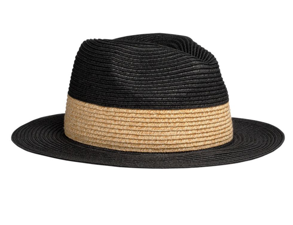 <p>Este sombrero de estilo panameño en bicolor, de <strong>&amp; Other Stories</strong> (19 €), será uno de tus mejores aliados.</p>