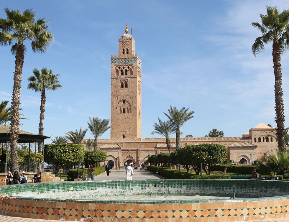 <p>A poca distancia de España y en un país donde no se celebra la Navidad porque su población es mayoritariamente musulmana, Marrakech es la ciudad perfecta para aislarte de la Navidad. Da largos paseos por el zoco, visita la Mezquita Koutoubia, la Plaza de Jamaa el Fna o el cementerio donde está enterrada la Dinastía Saadí.</p><p>&nbsp;</p>