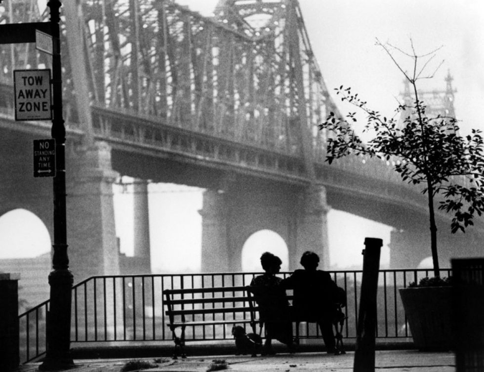 <p>Si hay un director que incluye a la ciudad de Nueva York casi como un personaje más de sus películas, es es Woddy Allen. <i>Balas sobre Broadway</i>, <i>Anny Hall</i>, <i>Everyone says I love you</i> y un gran número de títulos, pero sin duda el primero que viene a la cabeza es <i>Manhattan</i> y &nbsp;la escena en blanco y negro con el puente de Queensboro de fondo, la música de George Gershwin sonando y los personajes de Isaac y Mary sentados en un banco que ya no existe.</p>