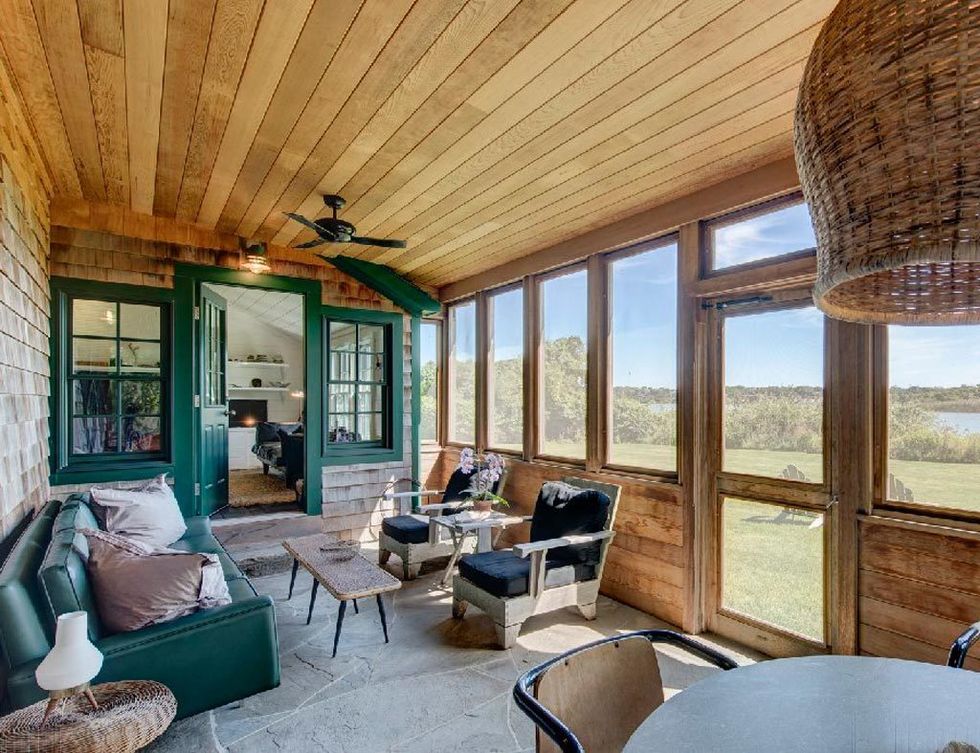 <p>Es el estilo que marca su casa de Montauk, en Los Hamptons. El porche cubierto está lleno de detalles <i>rustic chic,</i> como las paredes y el techo de listones, el suelo de piedra o los muebles de madera.</p>