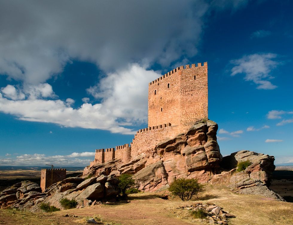 <p>Los rumores apuntan a que El Castillo de Zafra, en Guadalajara, podría ser el escenario elegido para representar la Torre de la Alegría, donde se desvelaría el origen de Jon Snow.</p>