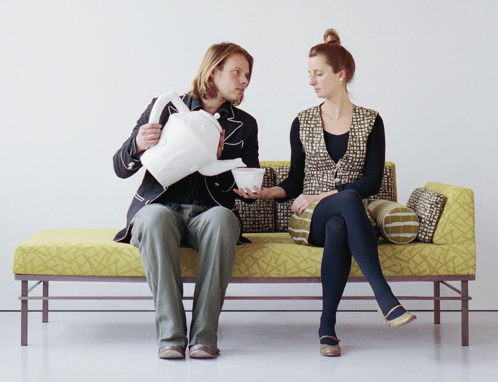 <p>Kiki y Joost, su pareja, firman la col. <i>Workshop</i> para  Bernhardt Design, sofá y varios textiles combinables. (Foto: Nienke Klunder  y Wiglius de Bie).</p>