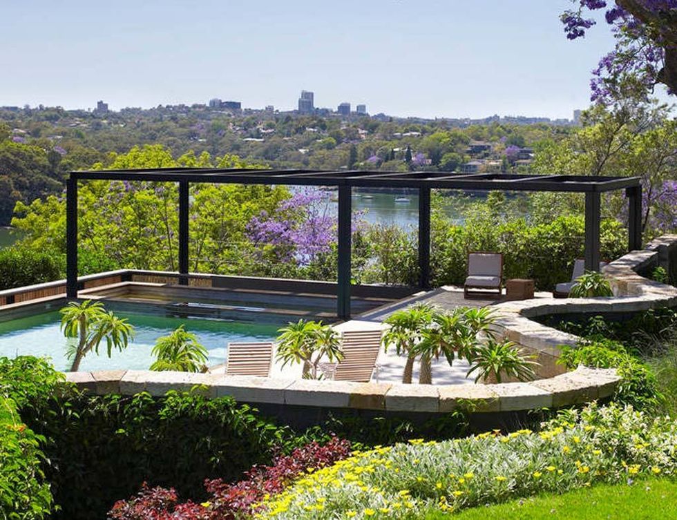 <p>Desde la piscina, las vistas son de lujo: en primer plano, un espectacular paisaje natural con el río y la zona arbolada, y al fondo, el <i>skyline</i> de Sydney.</p>