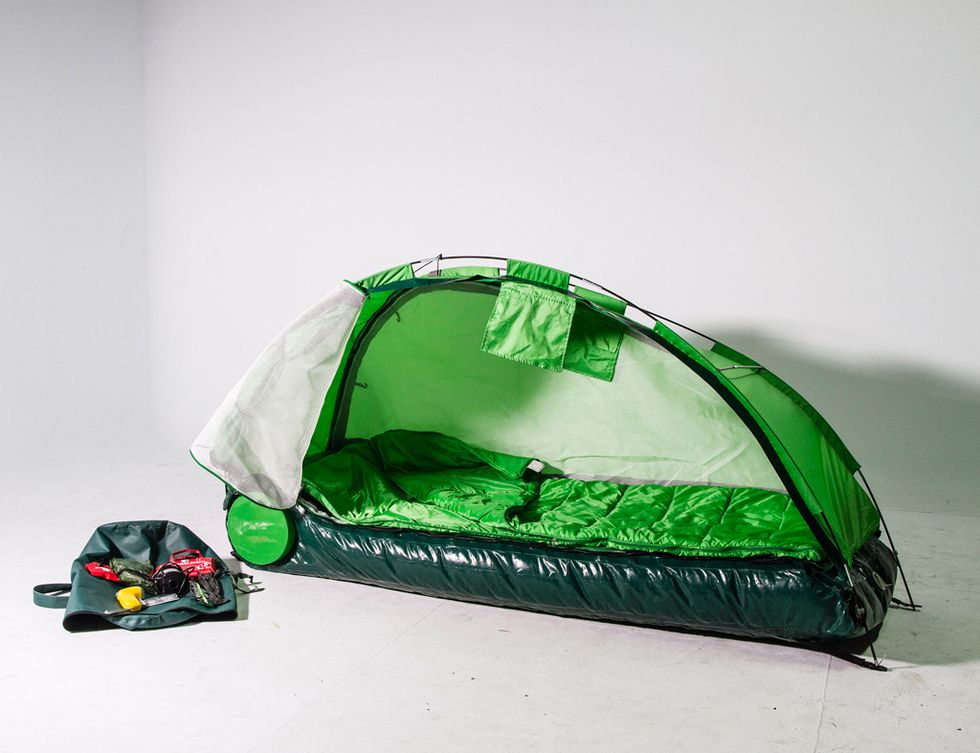 <p>Podrás ver su 'Emergency Life Shelter', un refugio de emergencia hecho con tela de paracaídas, PVC, poliéster y fibra.</p>