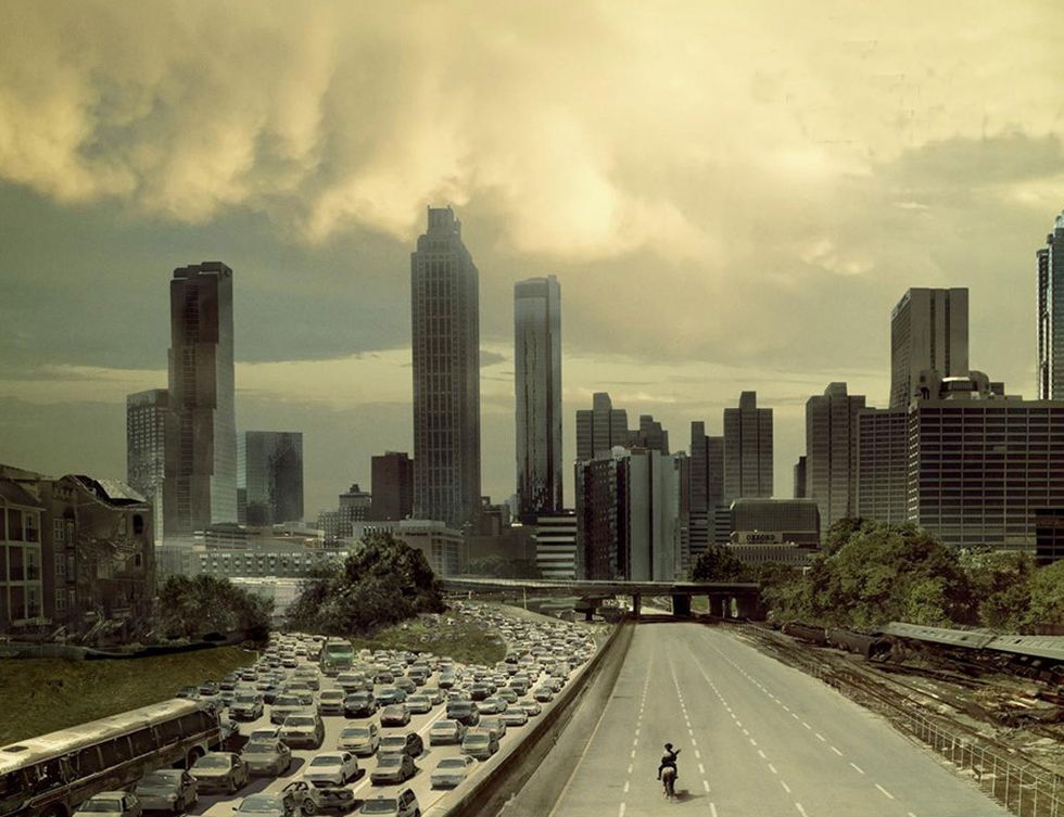 <p>Los fans más acérrimos de la serie ‘The Walking Dead’ disfrutaran al máximo con una visita a los escenarios reales del rodaje en la ciudad de Atlanta, (Estados Unidos). Con la ruta <a href="http://atlantamovietours.com/big-zombie-tour/" target="_blank">'Big Zombie Tour'</a> de la empresa Atlanta Movie Tours visitarán cada punto de la ciudad junto a un guía que conoce las anécdotas más interesantes. Desde el hospital donde comienza la historia, al puente de Jackson Street o el CDC (Center for Disease Control).</p>