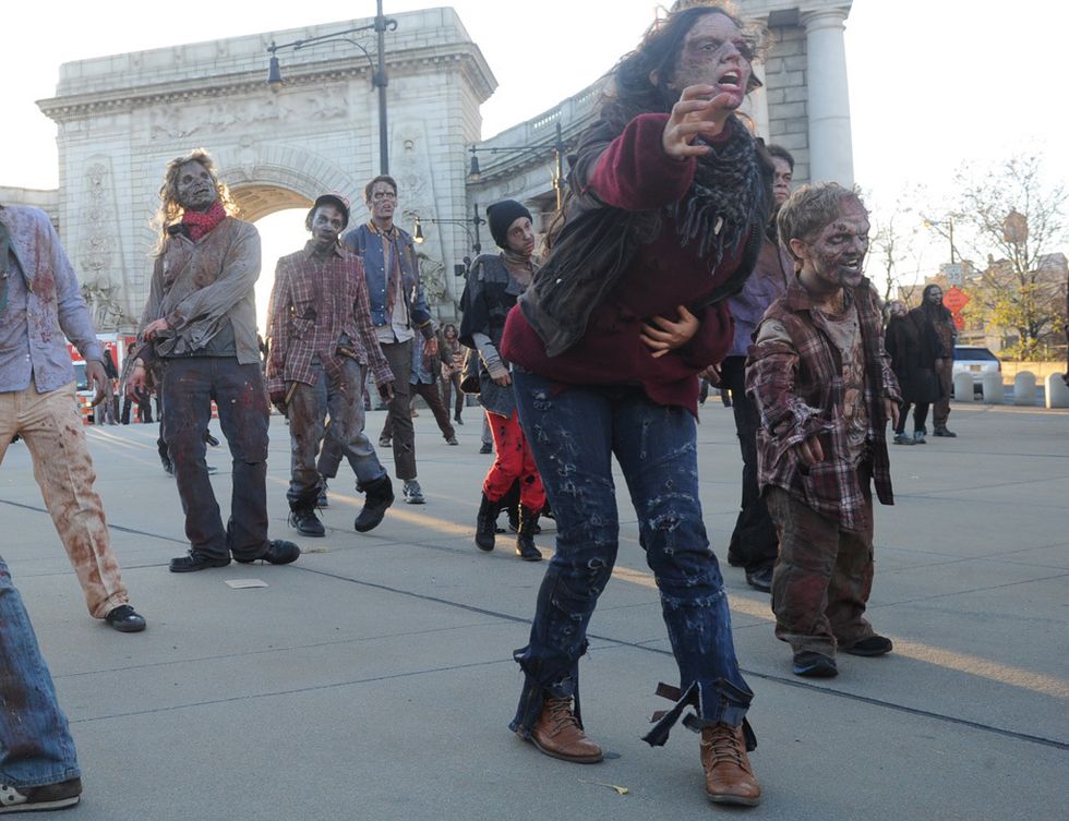 <p>En los últimos años muchas ciudades de todo el mundo se han apuntado a la moda de celebrar una marcha zombie por sus calles principales con sus ciudadanos y turistas disfrazados de todo tipo de muertos vivientes. Si estás pensando en viajar a <a href="http://torontozombiewalk.ca/info.html" target="_blank">Toronto</a> y quieres participar en una calvagata así, apunta esta fecha: 25 de octubre.</p>