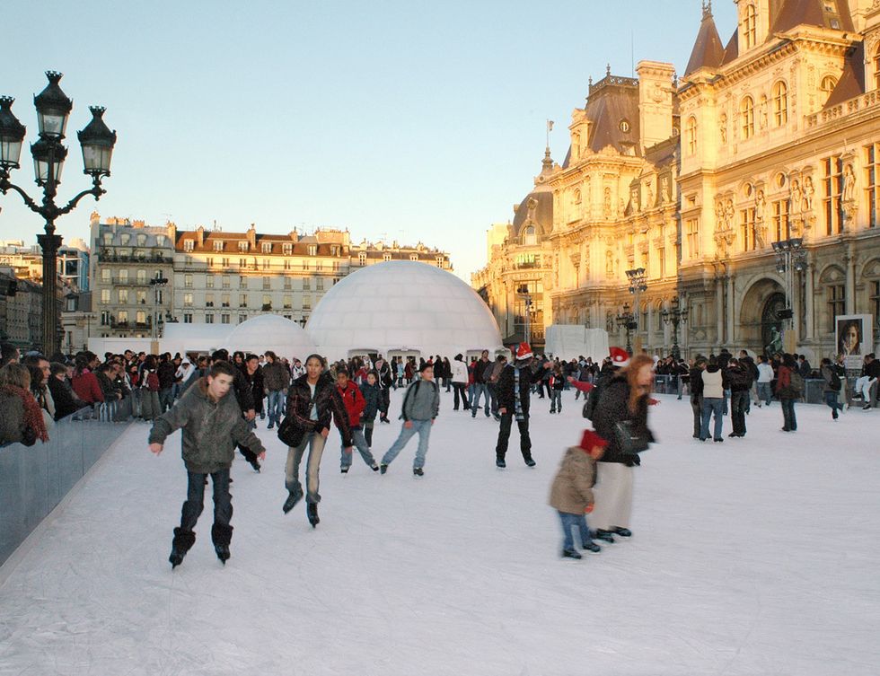 <p>La Ciudad de la Luz cuenta con una pista de patinaje al aire libre en la plaza del Hôtel de Ville, frente al Ayuntamiento de la ciudad. En realidad son dos pistas, porque también dispone de una especial para niños. Sus fechas de apertura para este invierno van desde el 21 de diciembre hasta el 2 de marzo de 2014.</p>
