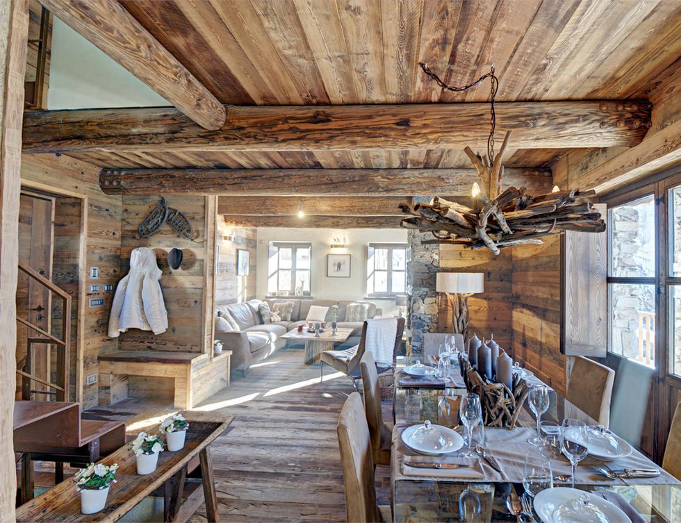 <p>Salón y comedor están unidos y, como en el resto de la casa, destacan los materiales naturales como la madera y la piedra.</p>