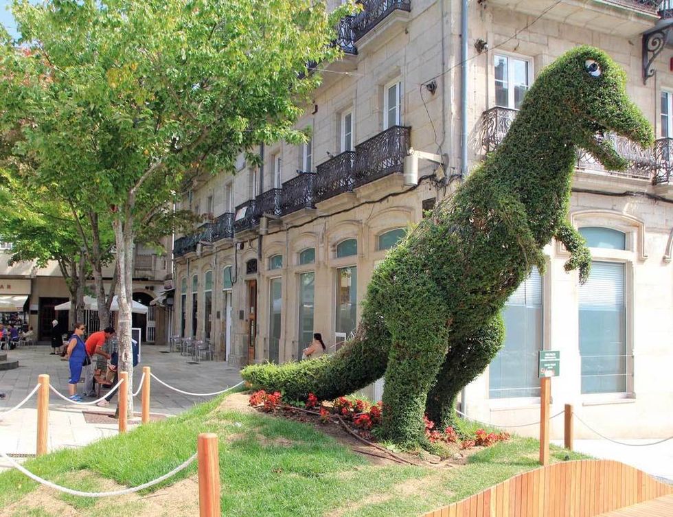 <p>Este tiranosaurio rex protagoniza las redes sociales desde el pasado mayo. Adorna la praza&nbsp;da Princesa, frente a la Puerta del Sol, en pleno centro.</p>