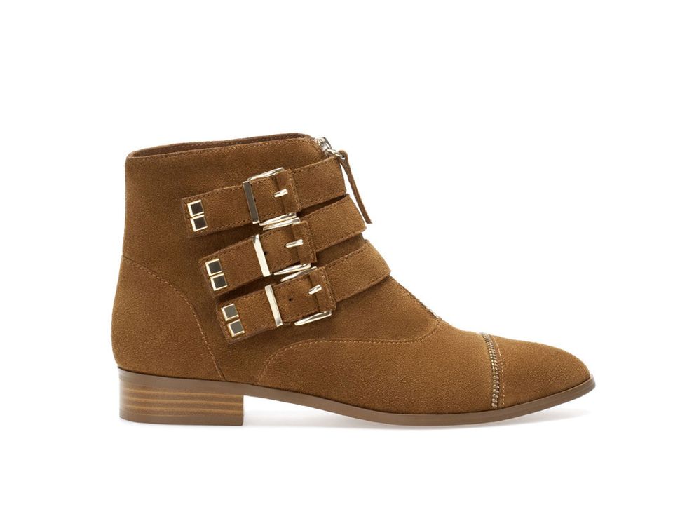 <p>Botines camel con hebillas de&nbsp;Stradivarius, 29,99 €.</p>