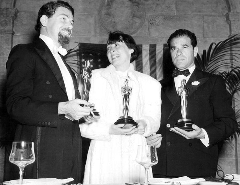 <p>Fue la primera actriz dramática en ganar dos Oscar consecutivos. El primero lo consiguió por 'El gran Ziegfeld' (Robert Z. Leonard, 1936), un biopic musical de un productor de espectáculos, donde interpretaba a su exesposa. Recogió el premio con un vestido de mangas largas blanco.</p>