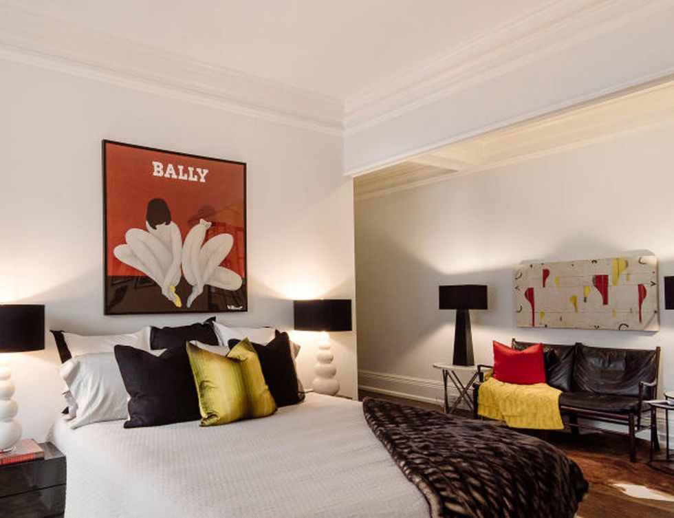 <p>En la decoración del dormitorio, se combinan tres colores básicos: blanco, negro y rojo. El apartamento incluye en total siete dormitorios con vestidor.</p>