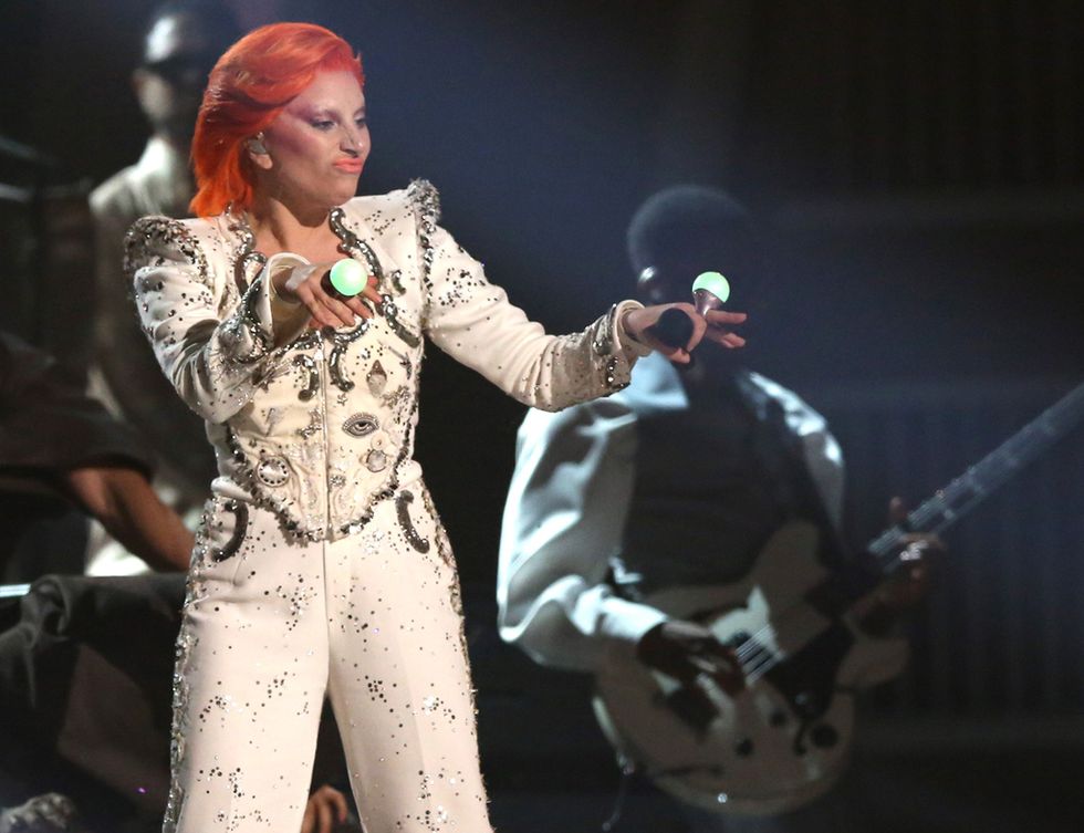 <p>Otra actuación muy emotiva de estos Grammy 2016 fue la de Lady Gaga homenajeando a David Bowie.</p> 