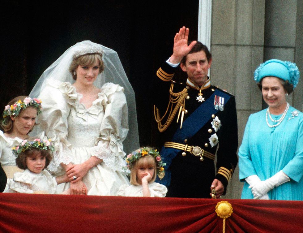 <p>En 1981 tuvo lugar el enlace su primogénito el príncipe Carlos con Diana Spencer. El matrimonio se rompió en 1996 y desde entonces la mala relación entre la reina de Inglaterra y la reina de corazones fue pública.&nbsp;</p>