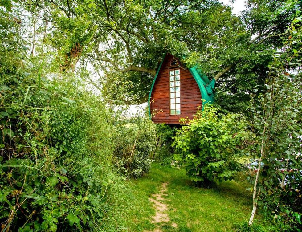 <p>Esta coqueta casa-árbol se alza a dos metros sobre el suelo en el campo, cerca de Cornwall (Reino Unido). Está completamente integrada en la naturaleza y dispone de sistemas para reciclar los residuos, como un baño seco ecológico.</p>