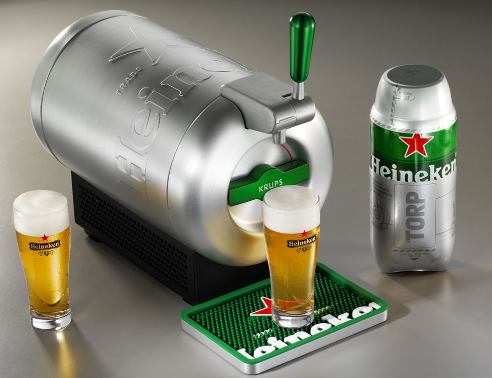 <p>
Si tu chico es un aficionado a la cerveza de barril, puedes llevarle el bar a casa. Se llama THE SUB®, diseñado por Marc Newson en colaboración con Heineken y Krups. La propuesta de Heineken para tirar cañas como un profesional sin moverse del salón. Puedes hacerte ya con el Kit starter (255 €) que incluye dos TORPS® Heineken. <br />
<strong>¿Cómo funciona?</strong> THE SUB® se recarga con THE TORP® (torpedos) que se introducen de forma horizontal para darte la mejor calidad de cerveza posible. Marcas disponibles: Heineken® y Affligem®. <br /><strong>¿Dónde comprarlo?</strong> <a href="http://www.the-sub.com/es%20" target="_blank">www.the-sub.com </a>y en puntos de venta seleccionados. </p>
