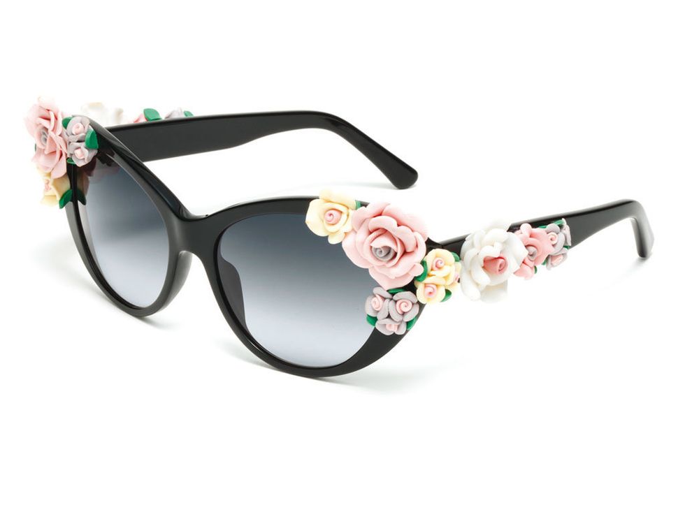 <p>¿No te parecen divertidas? Aporta un toque 'chic' a tu look con estas gafas de sol de <strong>Dolce &amp; Gabbana</strong> con flores (385 €).</p>