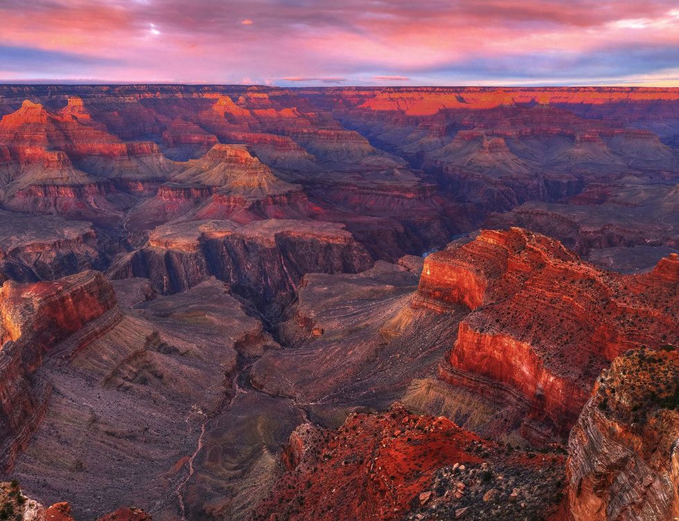 <p><strong>El Gran Cañón</strong> ofrece una de las puestas de sol más impresionantes del planeta. Tanto es así que ya hay reservadas varias zonas a lo largo del río Colorado para que los visitantes puedan disfrutar del atardecer. A medida que el sol se pone, las sombras van cubriendo el paisaje y llega un momento en que el cielo y la tierra están tan unidos que es casi imposible delimitar dónde acaba uno y empieza el otro.</p><p>&nbsp;</p>