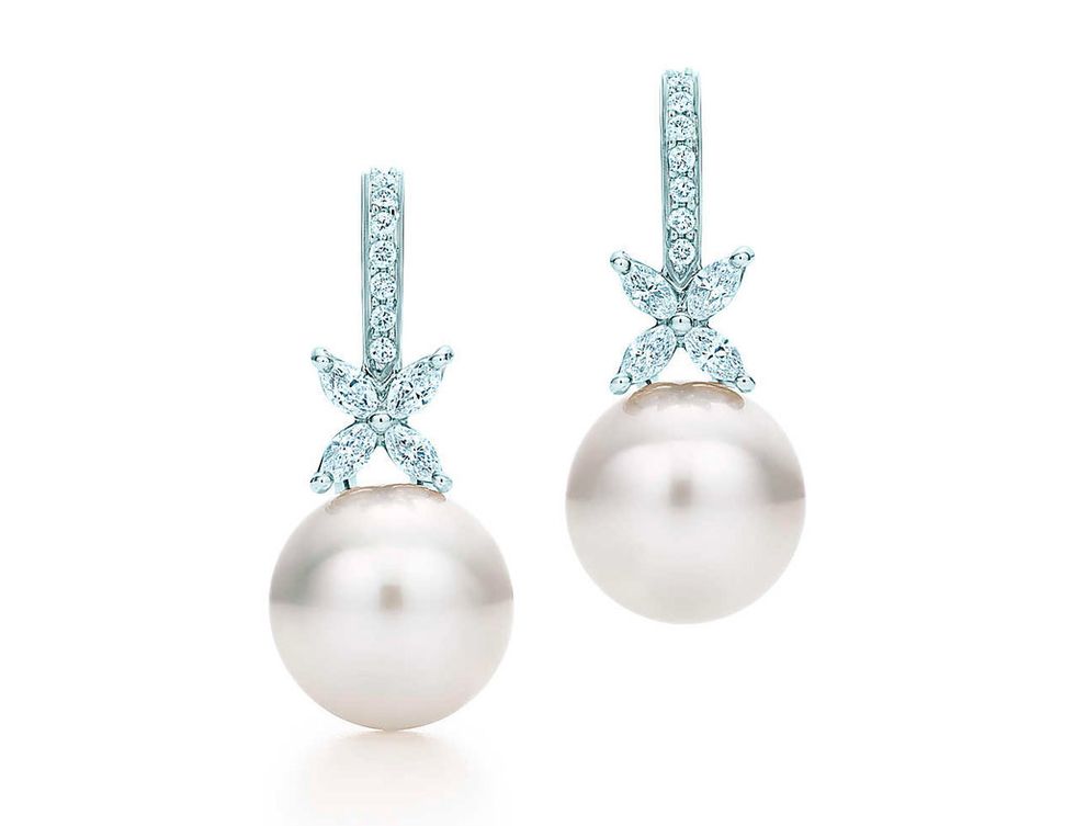 <p>Pearl earrings (7.150 €).</p>