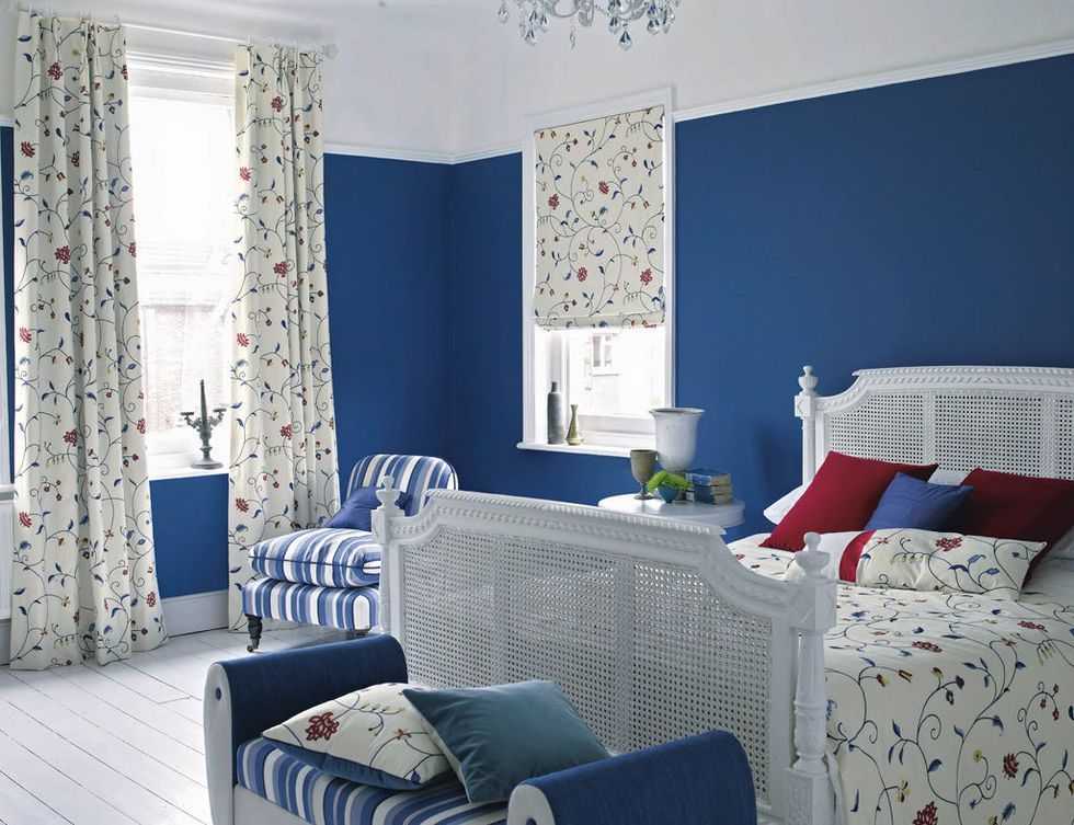 <p>El azul es un color que, adecuadamente utilizado, puede aportar fuerza o calma. Si prefieres una habitación con carácter pinta las paredes y combina tus cortinas y sábanas con motivos llamativos pero sencillos: flores o geometrías. </p>