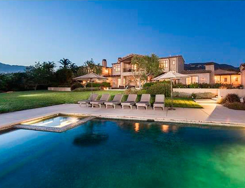 <p>La casa, diseñada por el arquitecto Steve Giannetti, tiene una enorme piscina de agua salada. Su anterior propietario era Dan Romanelli, fundador de la división internacional de productos de consumo de Warner Brothers.</p>
