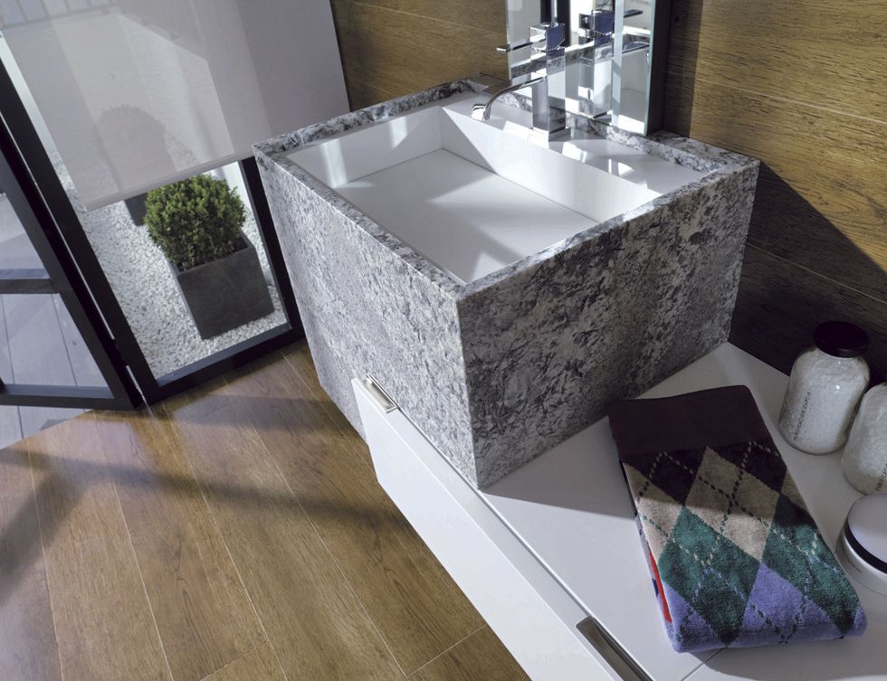 <p> De esta piedra, modelo Lennon de Naturamia by Levantina, 211 €/m2 aprox, se revistió este lavabo, muy elegante. </p>