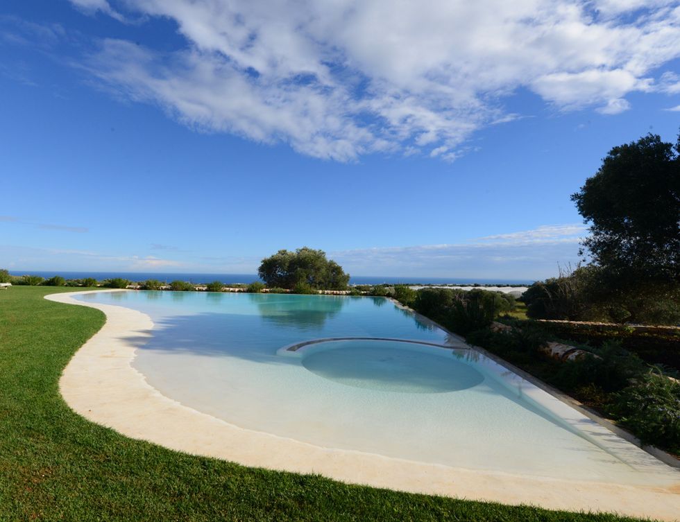 <p>Lo parece, pero es la piscina principal, con vistas al campo y al mar. Está construida a ras de suelo para lograr una perfecta fusión con la naturaleza.</p>