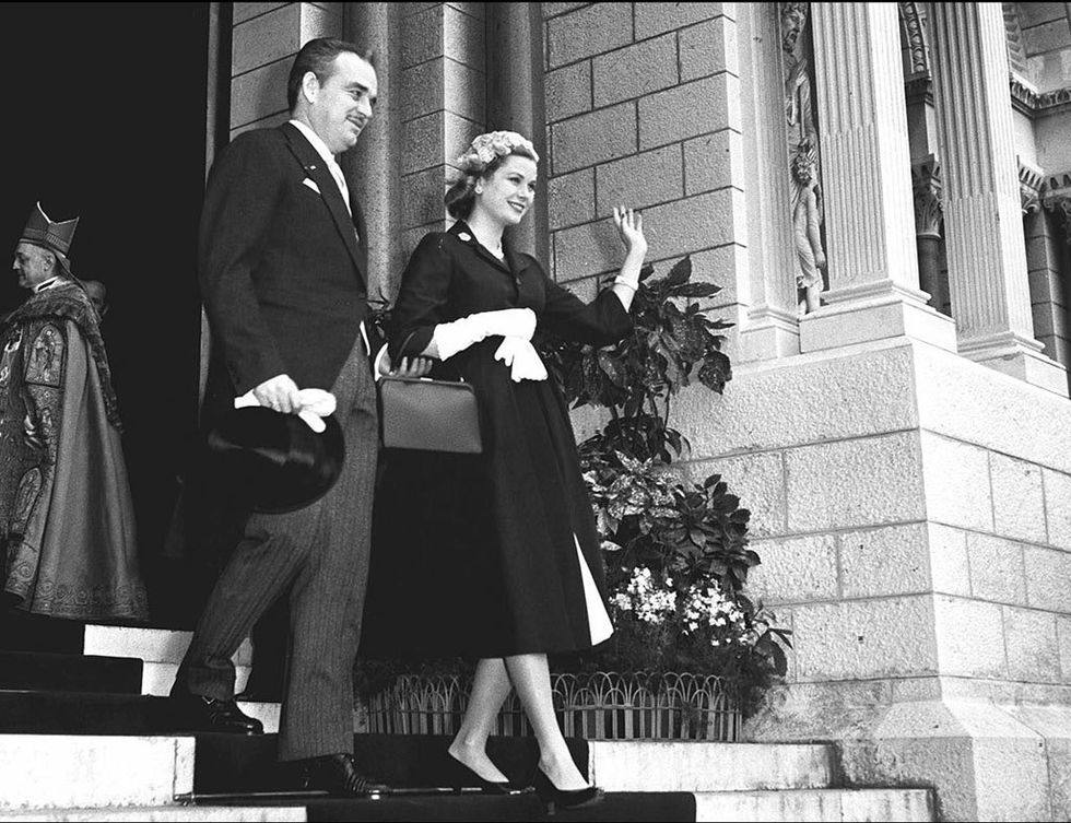 <p>En las celebraciones previas a su boda, Grace Kelly lucía un look sobrio con elegante abrigo trapecio y salones negros.</p>