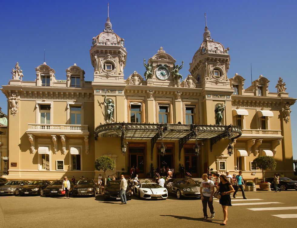 <p>Con Mónaco como lujoso escenario, este casino obra de Charles Garnier inspirado el estilo de la Belle Époque ha sido el escenario de numerosas películas y tiene la capacidad de albergar representaciones de ópera y ballet. Su imponente fachada es sólo una pincelada del glamour que alberga en su interior.</p>