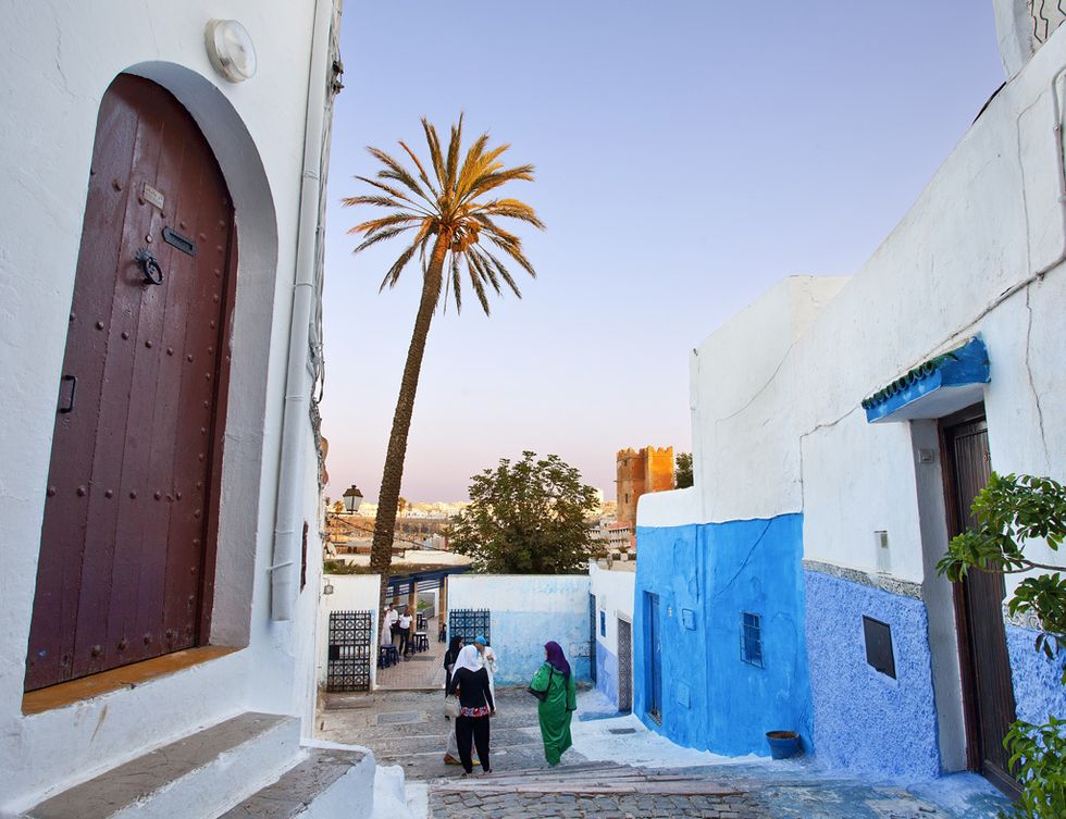 <p>Se trata de uno de los lugares de mayor atracción turística de Rabat. Sus murallas albergan intrincadas callejuelas pintadas en azul y blanco adornadas con plantas y jardines, puertas monumentales y una serie de tiendas y locales para empaparse de su ambiente multicultural.&nbsp;</p>