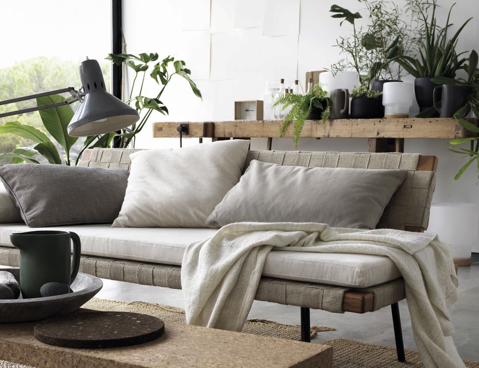 <p>Las texturas naturales protagonizan la colección <i>Sinnerlig</i>, de Ilse Crawford para Ikea, con diván de yute y acacia, 299 €, banco de corcho, 99 €, y alfombra de junco marino, 79 €.</p>