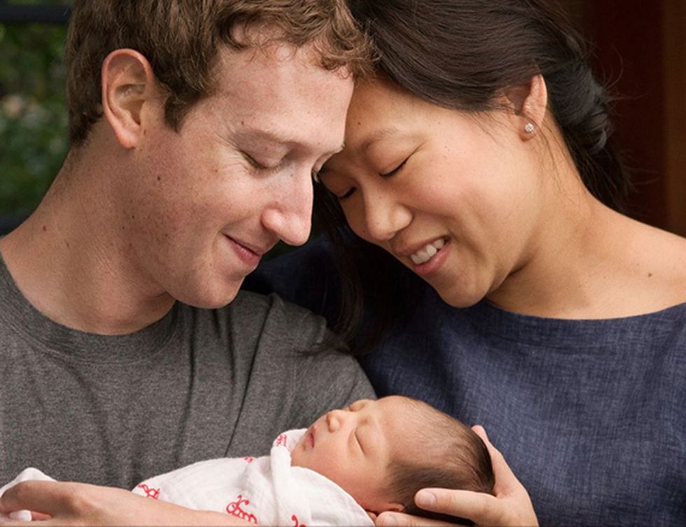 <p>A veces, nos despiertan buenas noticias como ésta: '<strong>45.000 millones de dólares</strong> para avanzar en el potencial humano y promover la igualdad del ser humano'.</p><p>El creador de Facebook <strong>Mark Zuckerberg</strong> y su mujer Priscilla Chan, han sido padres de una niña este pasado jueves.&nbsp;</p><p>Debido al nacimiento de la pequeña, el fundador de la red social líder en el mundo, ha comunicado que <strong>donará el 99% de las acciones de la empresa a lo largo de su vida a fines filantrópicos</strong>.&nbsp;</p><p>Zuckerberg seguirá siendo el presidente y consejero delegado de la compañía y no quiere que esto afecte a los inversores.</p><p>En los próximos tres años prevé unos beneficios de 1.000 millones de dólares, y piensa crecer hasta volver a llegar a los 45.000.&nbsp;</p><p><strong>No es el primer acto benéfico que hace el empresario</strong>, pero sí es el más importante. Aún así, se encuentra en la decimosexta posición de los <strong>hombres más ricos del planeta</strong>.&nbsp;</p>